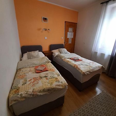 Kis Rigo Vendeghaz Hotell Salgótarján Exteriör bild