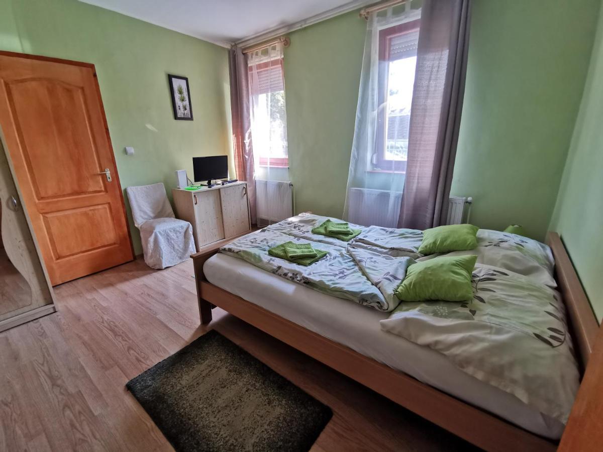 Kis Rigo Vendeghaz Hotell Salgótarján Exteriör bild