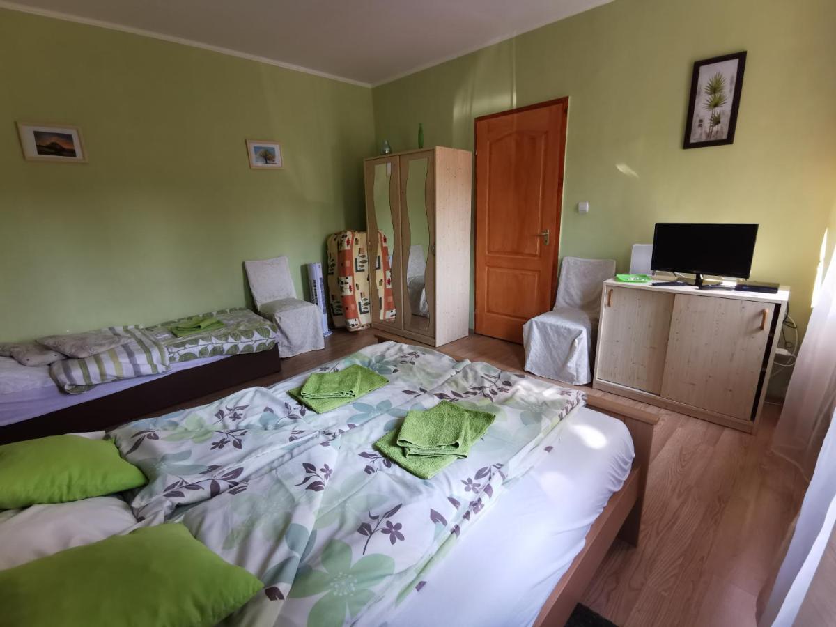 Kis Rigo Vendeghaz Hotell Salgótarján Exteriör bild