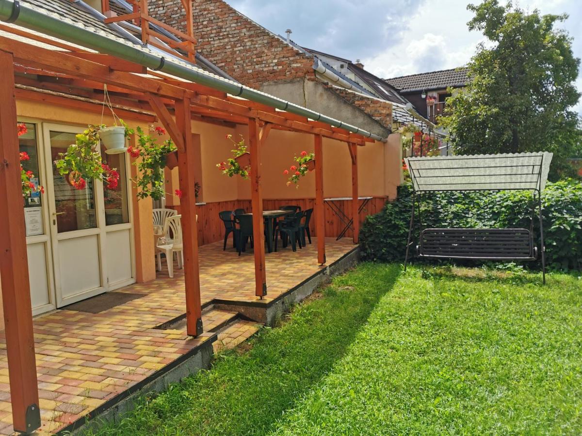 Kis Rigo Vendeghaz Hotell Salgótarján Exteriör bild